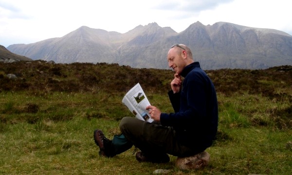 Mat Webster enjoys some quality reading in Fisherfield<br />
(photo: Michael Earnshaw)